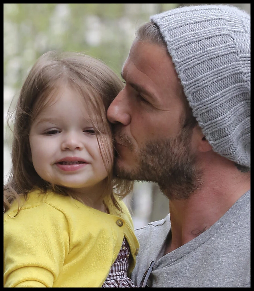Harper Beckham con sus padres, David y Victoria