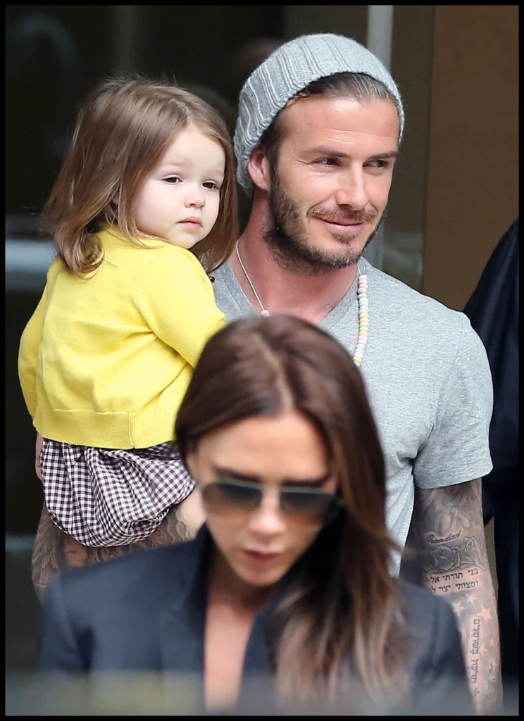 Harper Beckham con sus padres, David y Victoria