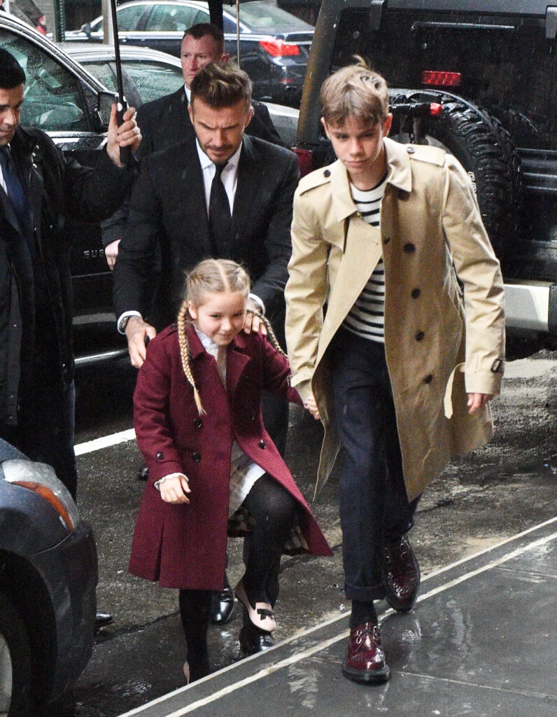 Harper Beckham con sus padres, David y Victoria