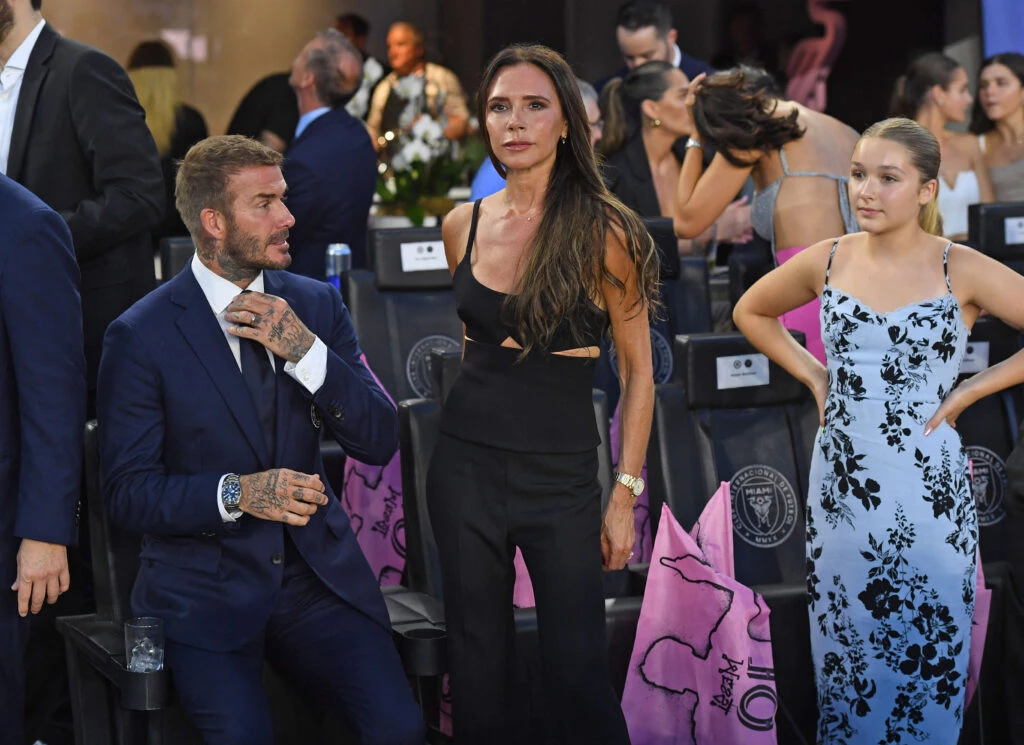 Harper Beckham con sus padres, David y Victoria en el estadio Inter Miami