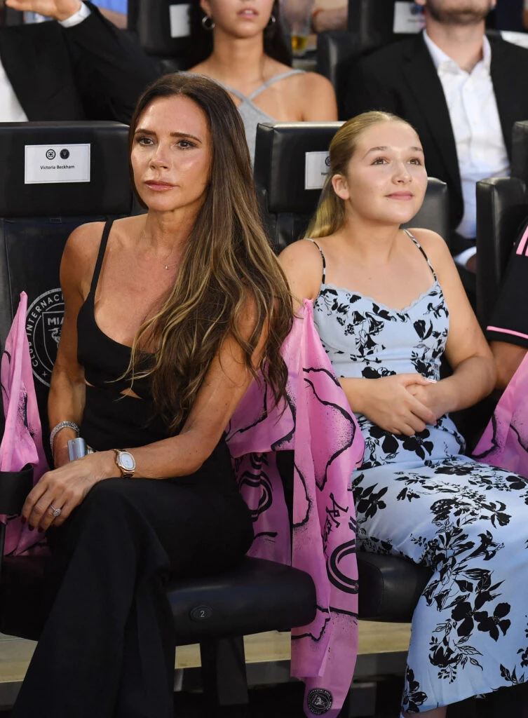 Harper Beckham con sus padres, David y Victoria en el estadio Inter Miami
