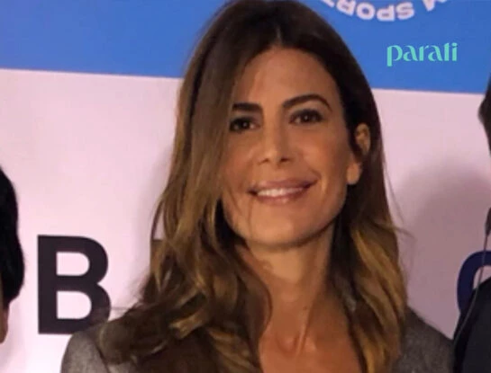 El truco más chic de Juliana Awada: transformó un look sastrero en uno de noche
