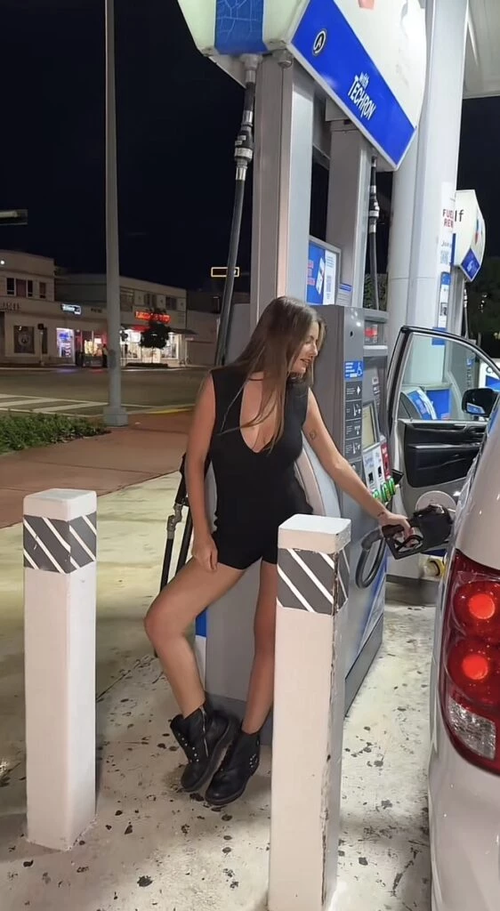 La China Suárez usó un look total black en Miami