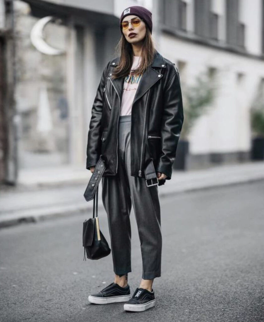 Las camperas de cuero pisan fuerte este invierno 2023. Foto: Pinterest. 