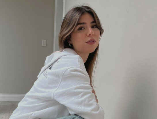 Los looks street style que armó Cami Mayan con prendas básicas