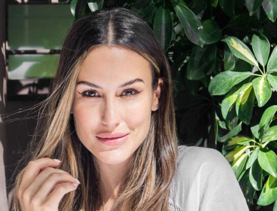 Luli Fernández adelanta el color del verano y cautiva con su total look