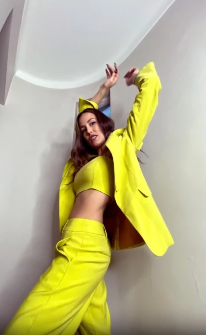 Luli Fernández adelanta el color del verano y cautiva con su total look