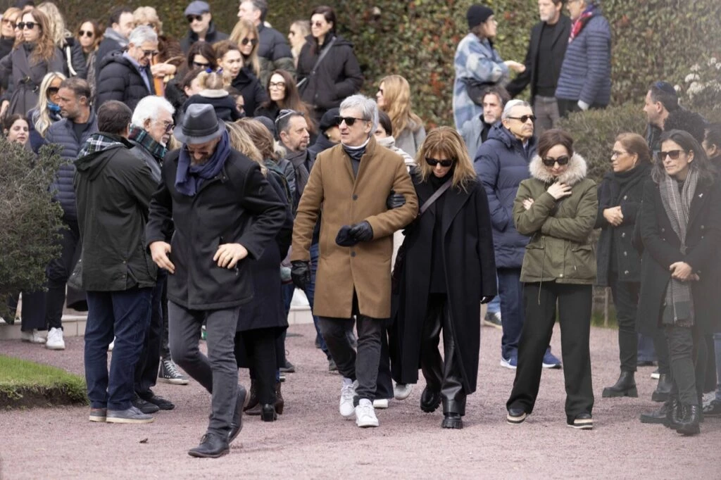 Pablo Novak y Julieta Novarro encabezan el cortejo fúnebre para el último adiós de su papá, Chico Novarro.