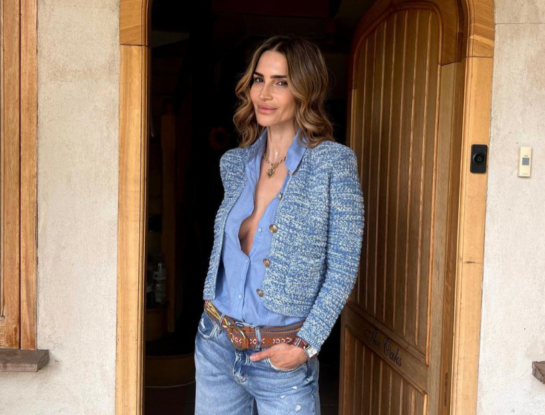 María Vázquez apostó por un vestido metalizado y sorprendió 