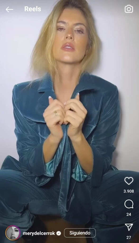 Mery del Cerro con look aterciopelado de color azul