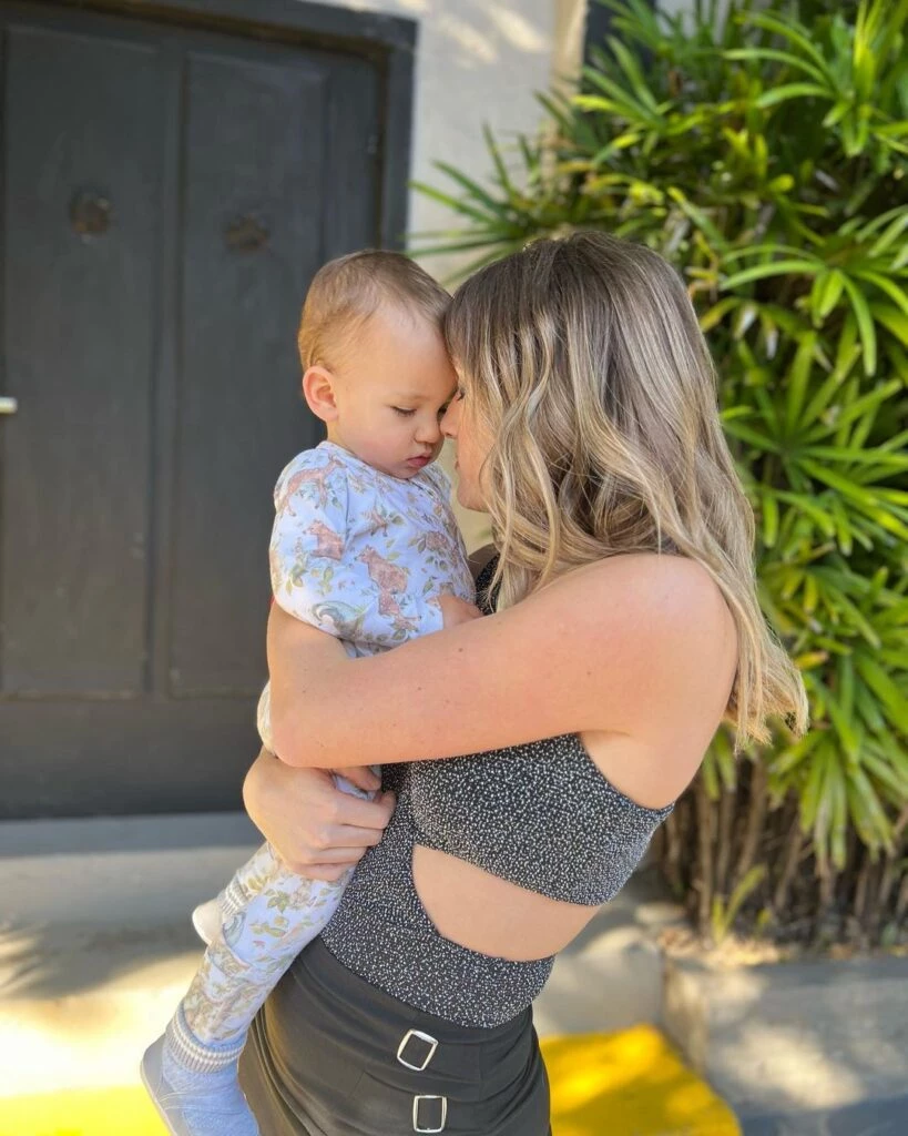 Mica Viciconte junto a su pequeño hijo Luca