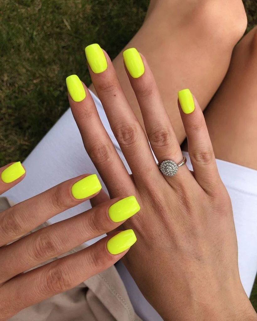 Neon, la manicura más atrevida para brillar de noche