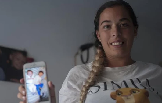 Victoria muestra en el celular la foto de Oliver y Julen, los dos hijos que perdió