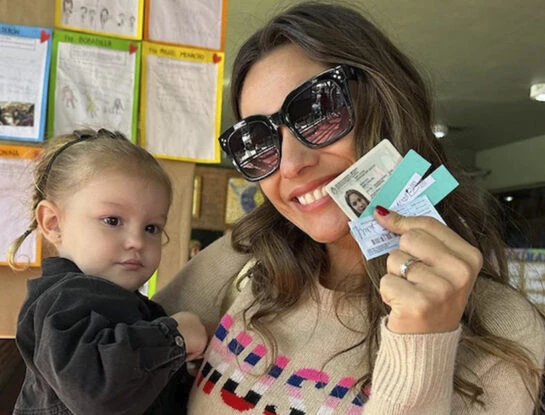 Así fue a votar Pampita: junto a Anita García Moritán y con un look casual muy canchero