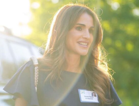 Rania de Jordania sorprendió con un look sporty chic en sus vacaciones