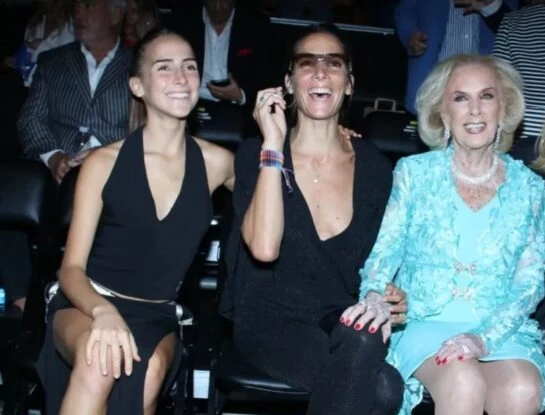 Ámbar de Benedictis y Juana Viale acompañaron a Mirtha Legrand al recital de Luis Miguel