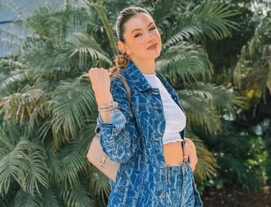 Así es el look denim y estampado de Stephanie Demner