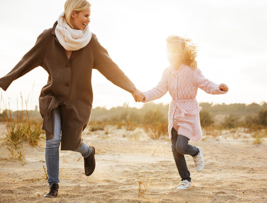 Jugar con tus hijos, cargar las bolsas del super o 4 minutos de actividad física podrían ayudar a reducir el riesgo de cáncer