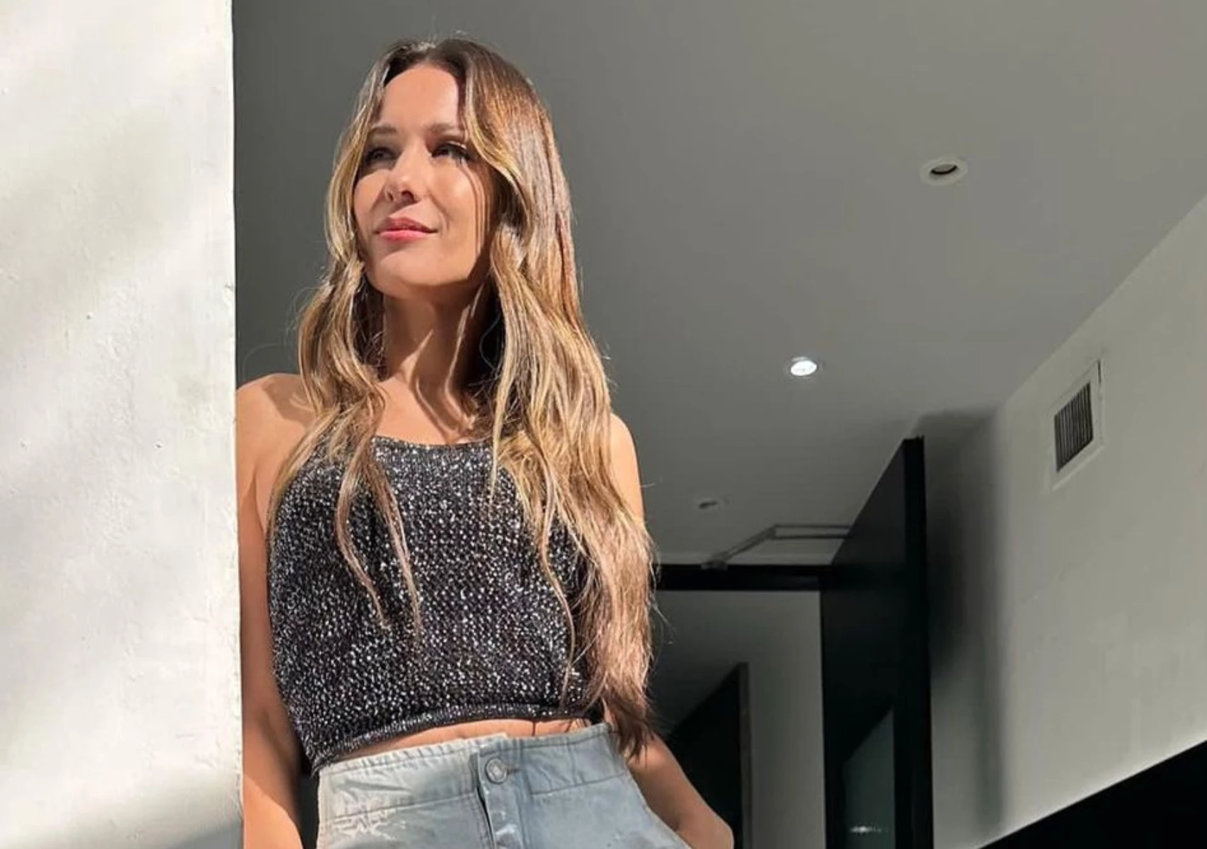 Pampita apuesta por la nueva tendencia del jean metalizado