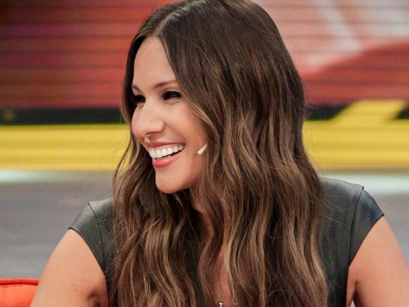 Pampita mostró el peinado que marca tendencia para un look de fiesta perfecto