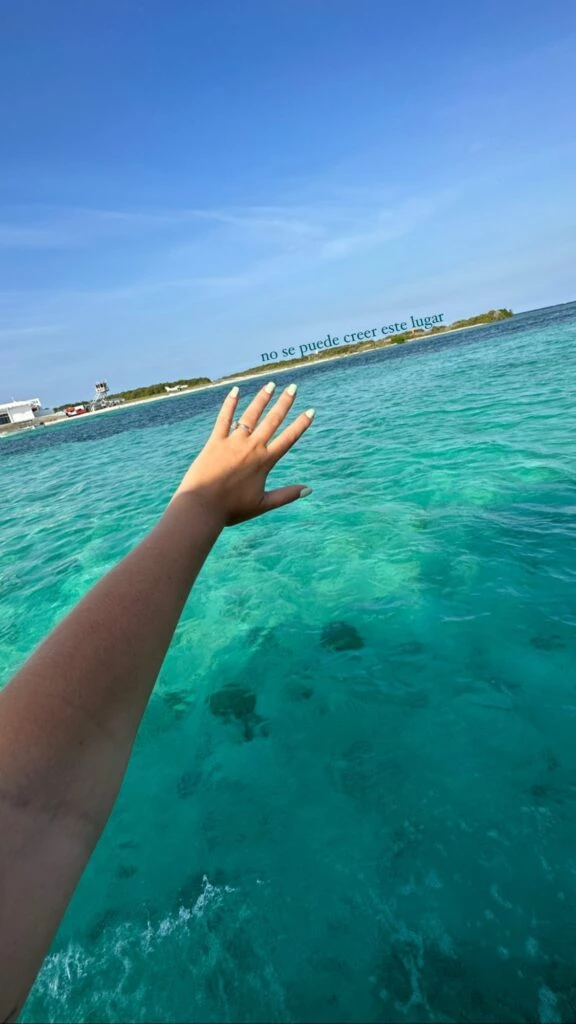 Stefi Roitman lució el color verde palta en sus uñas