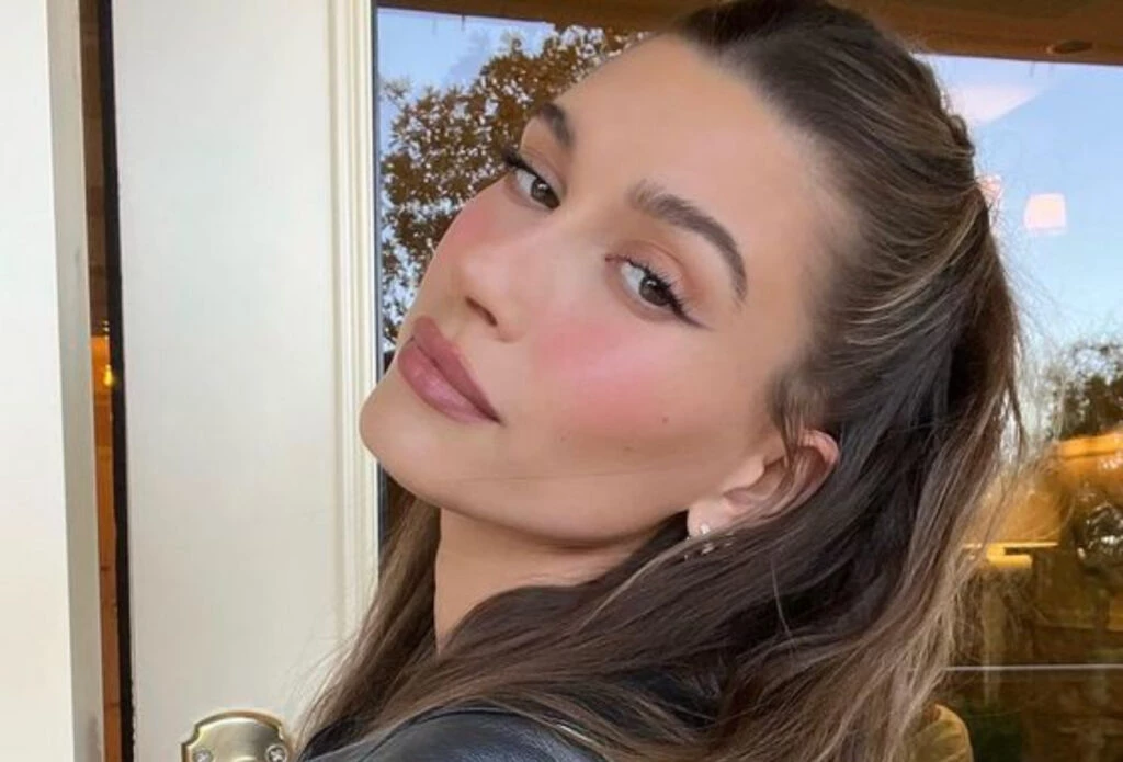 Strawberry makeup, la tendencia que impuso Hailey Bieber y es furor
