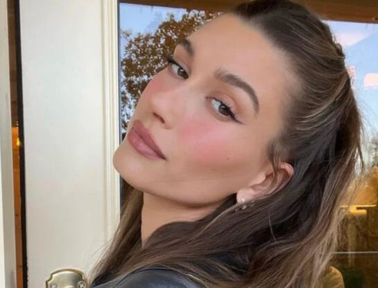 Strawberry makeup, la tendencia que impuso Hailey Bieber y es furor