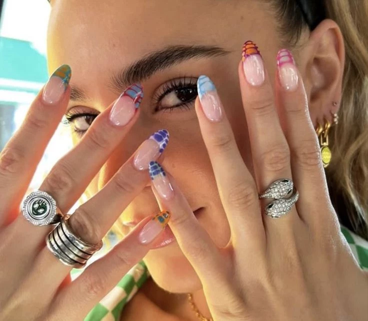 Uñas croco, el estilo super colorido que impone Hailey Bieber