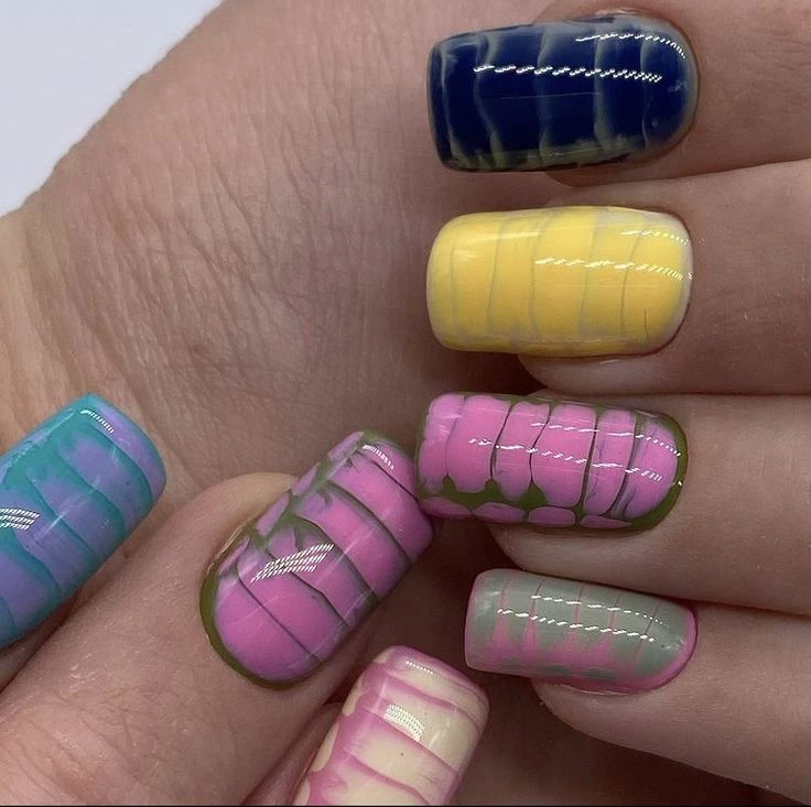 Uñas croco, el estilo super colorido que impone Hailey Bieber