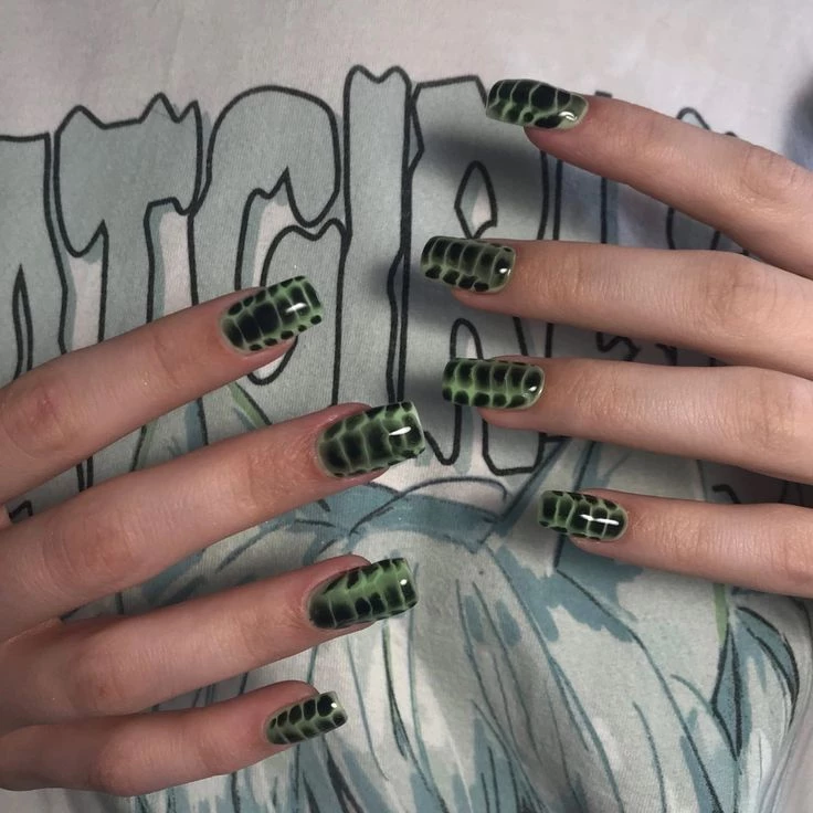 Uñas croco, el estilo super colorido que impone Hailey Bieber
