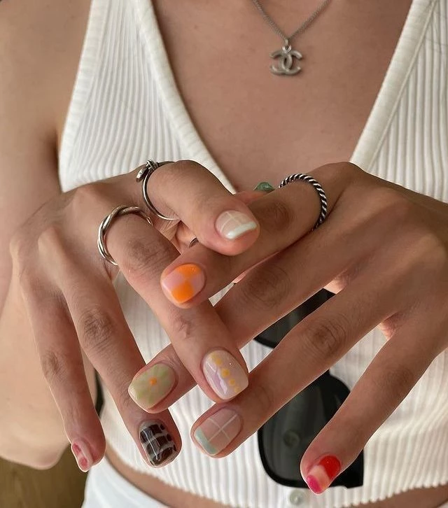 Uñas croco, el estilo super colorido que impone Hailey Bieber