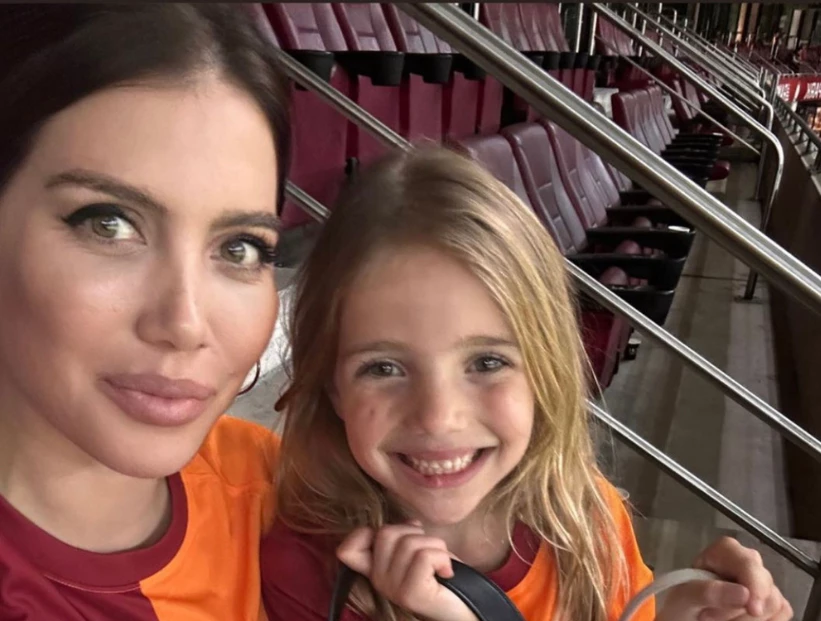 Wanda Nara e Isabella Icardi fueron a la cancha con la misma cartera