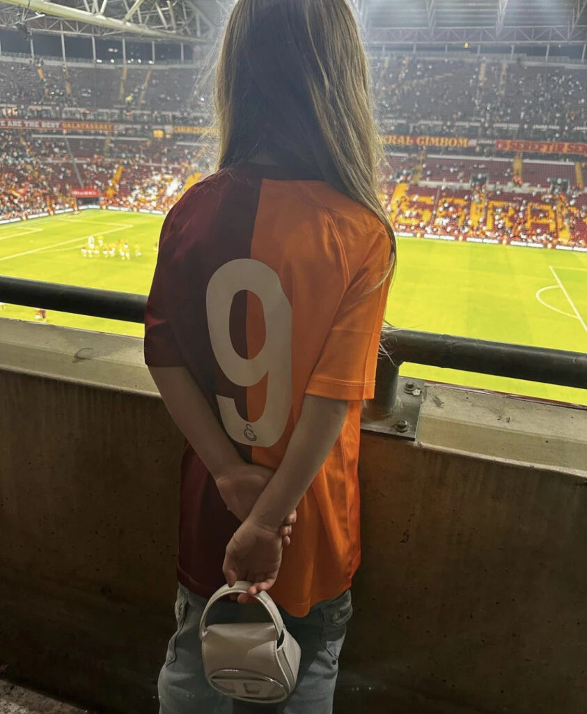 Wanda Nara e Isabella Icardi fueron a la cancha con la misma cartera. Foto: Instagram.