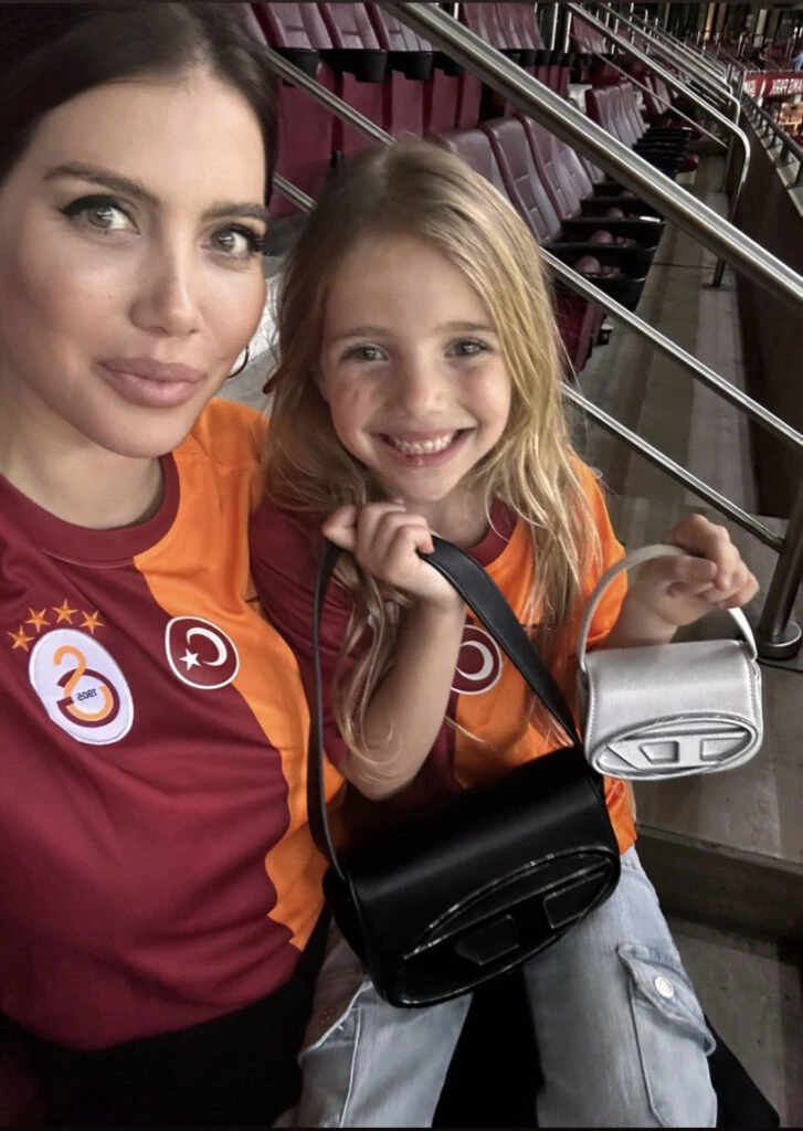 Wanda Nara e Isabella Icardi fueron a la cancha con la misma cartera. Foto: Instagram.