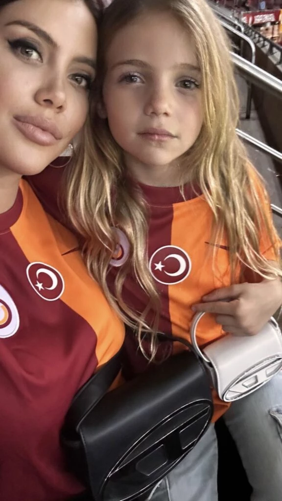 Wanda Nara e Isabella Icardi fueron a la cancha con la misma cartera. Foto: Instagram.