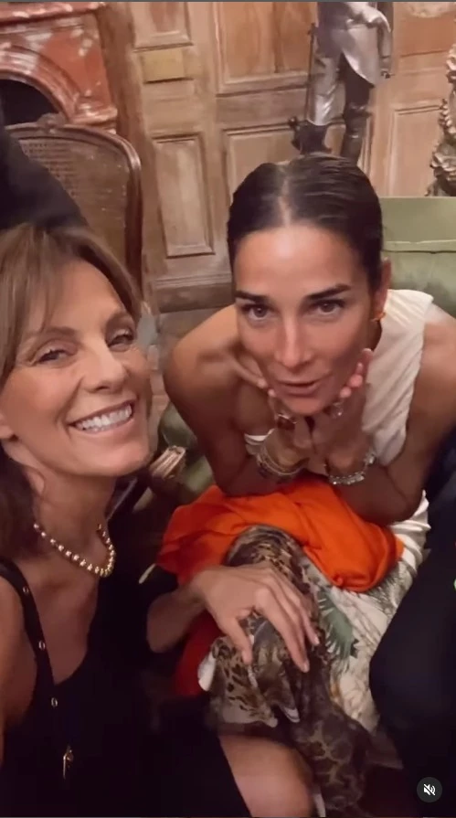 Mirtha Legrand, Juana Viale y Nequi Galotti en la embajada de Uruguay