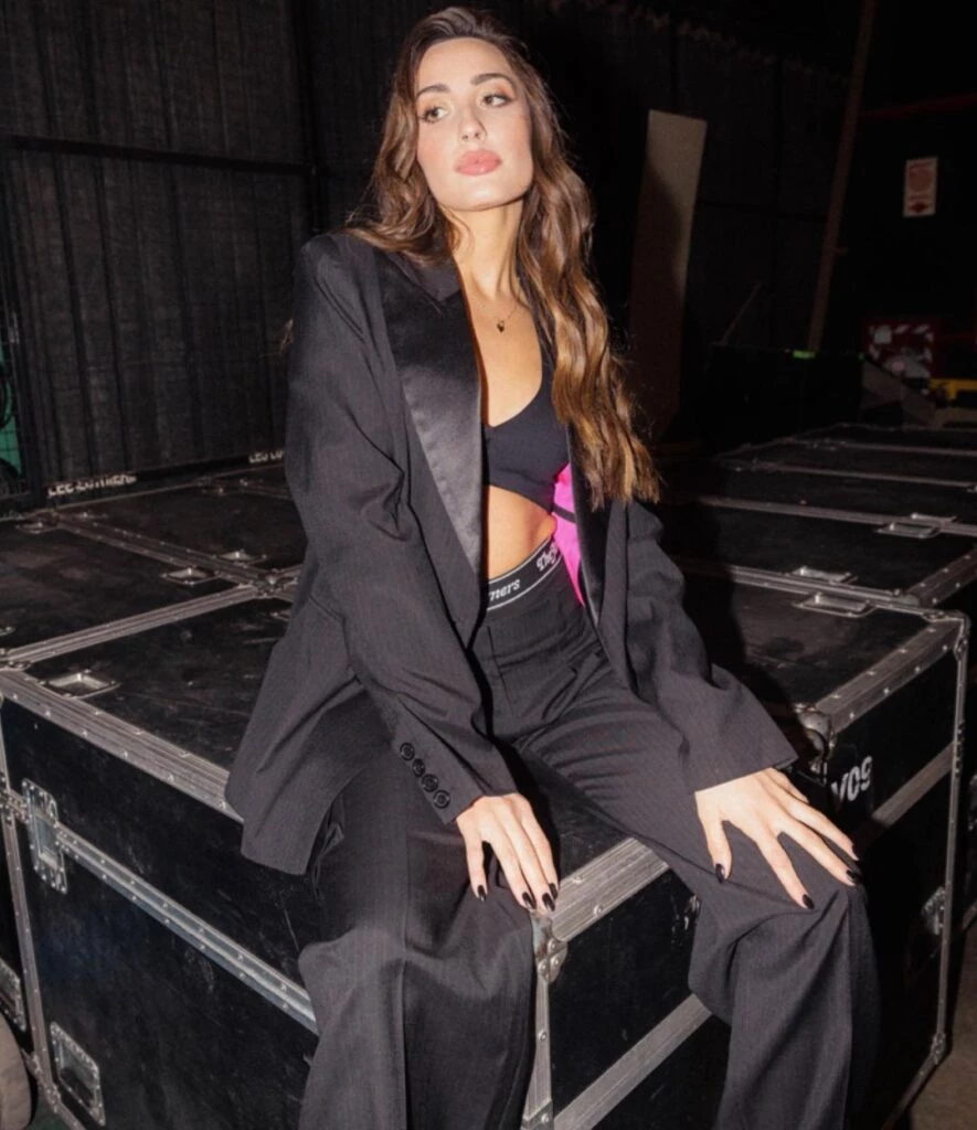 Yoyi Francella con look sastrero