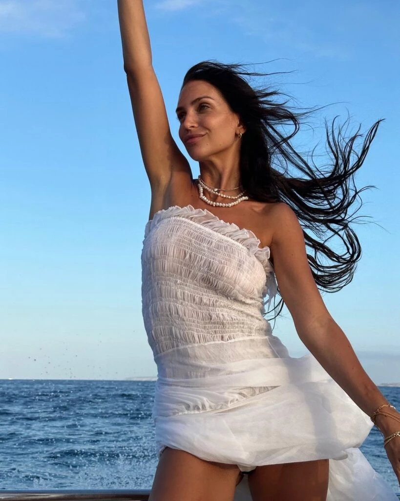 Zaira Nara con vestido blanco en Ibiza