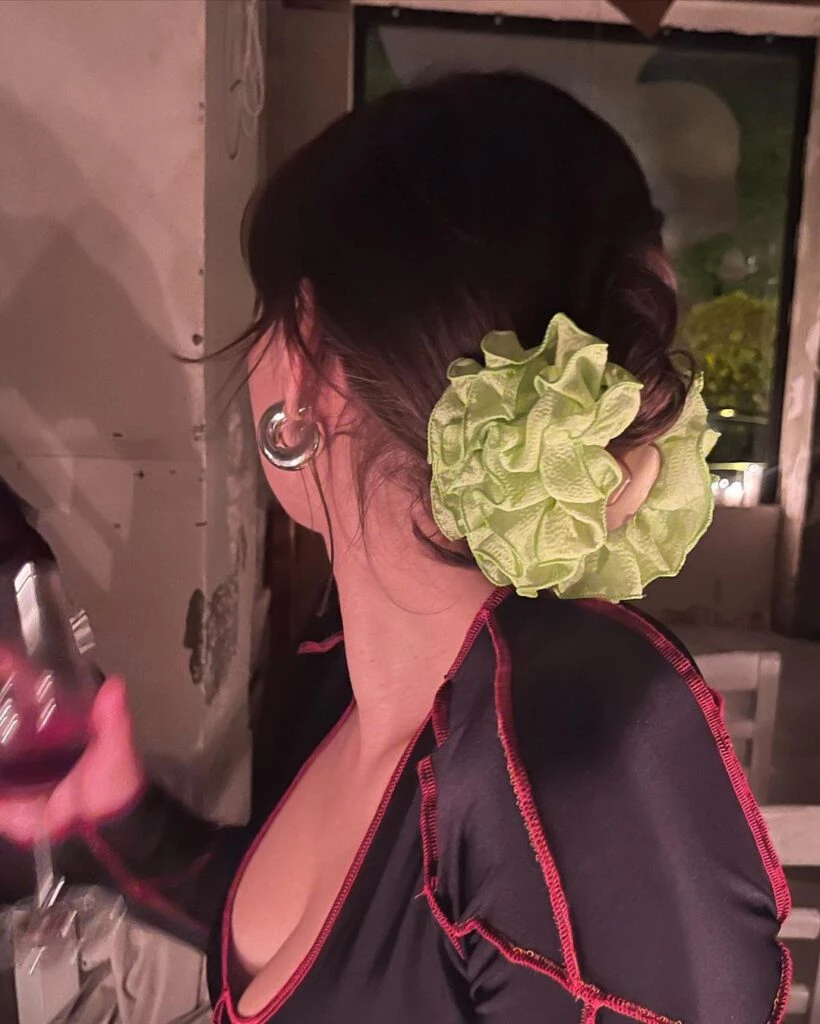 Esta primavera regresa el accesorio de pelo más romántico (y nos encanta)