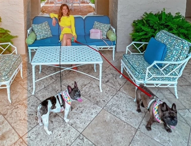 Summer Crosley con sus perros