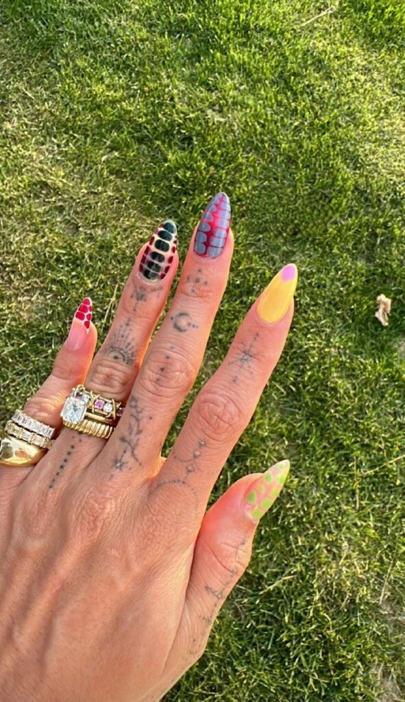 Uñas croco, el estilo super colorido que impone Hailey Bieber