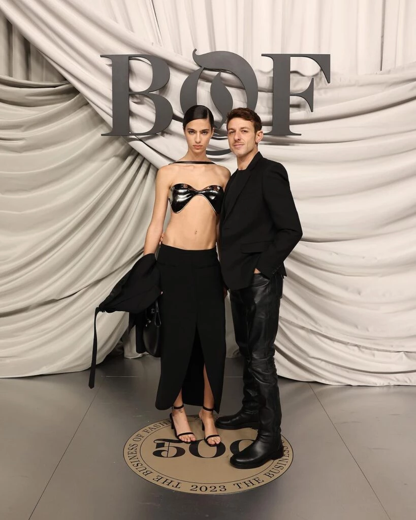 Nicolas Di Felice, director creativo de Courrèges, y la modelo Loli Bahiaa