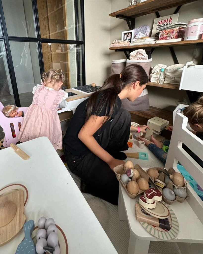 Ana García Moritán jugando con su hermana Delfina