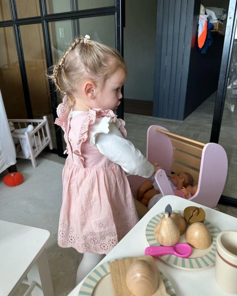 Ana García Moritán jugó a tomar el té con su mamá, Pampita