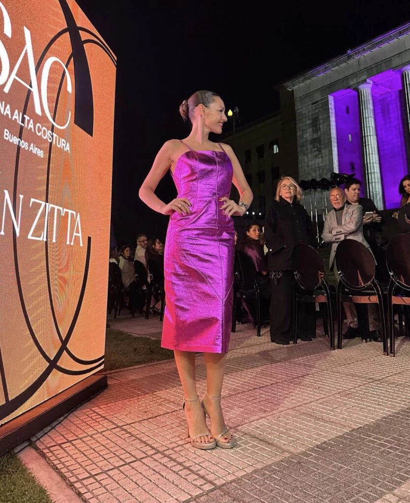 Así es el impactante look de Pampita en un desfile. Foto: Instagram.