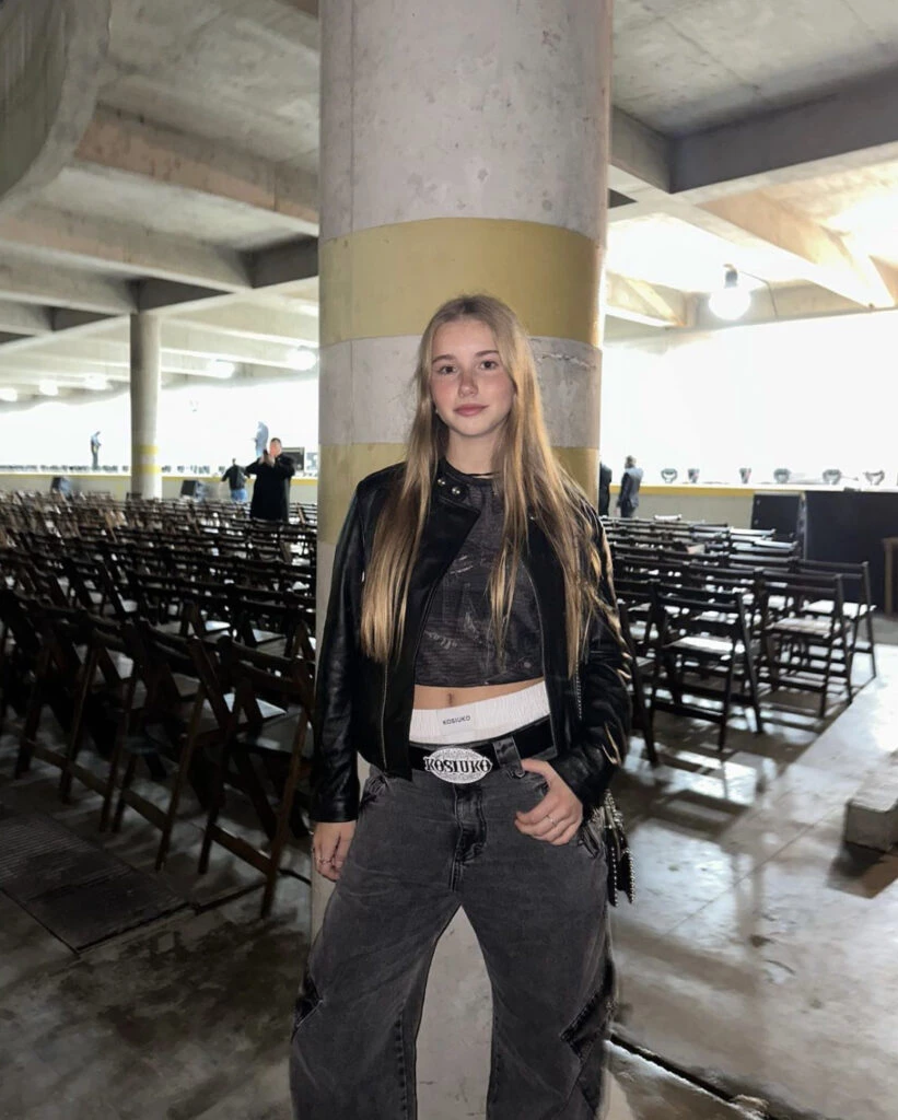 Así es el look Y2K de Taína Gravier en un desfile. Foto: Instagram.