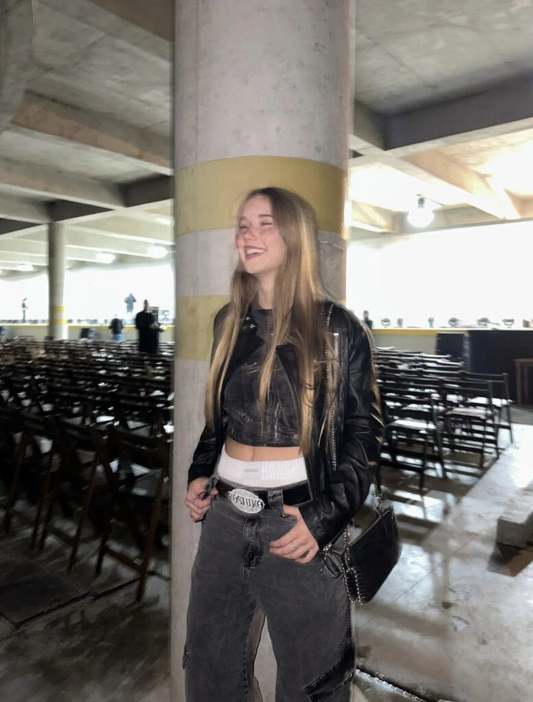 Así es el look Y2K de Taína Gravier en un desfile. Foto: Instagram.