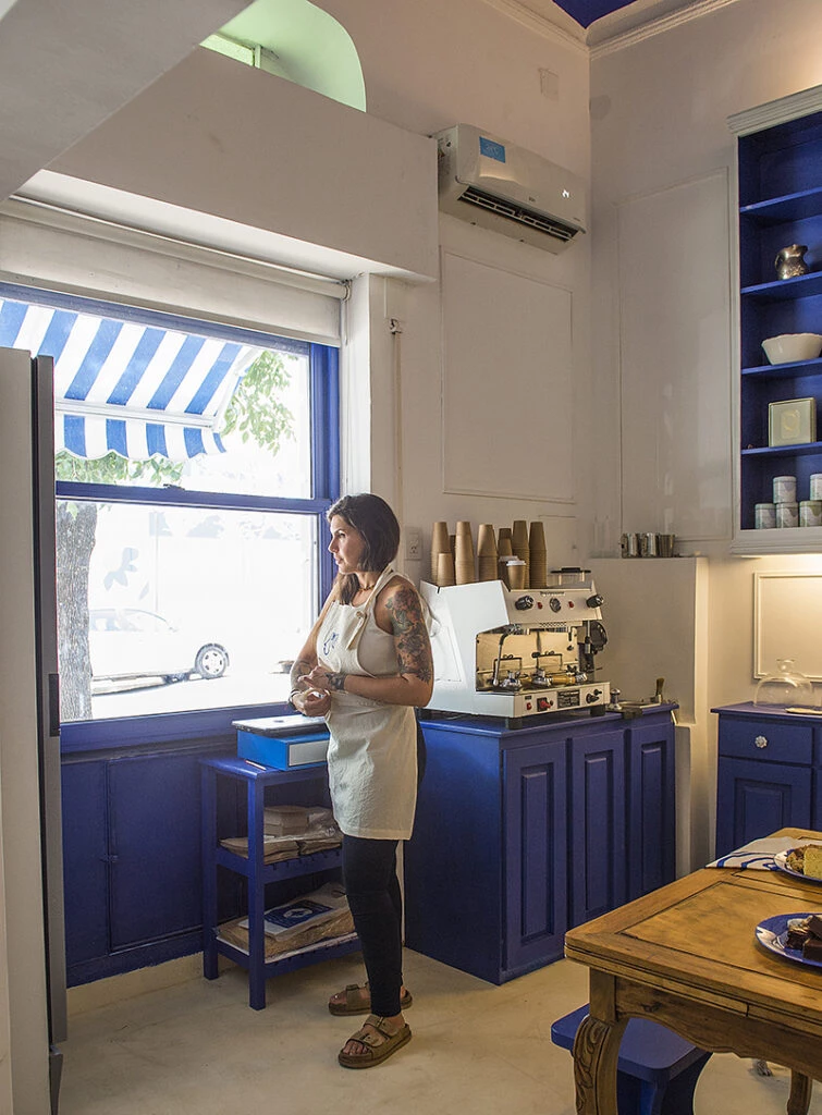 Belu en la ventana de la pastelería "take away" sensación 2023. 