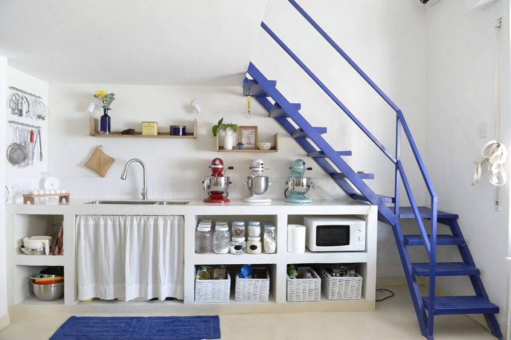 Tecnología y utensilios tradicionales conviven en la cálidad cocina de Belu. 