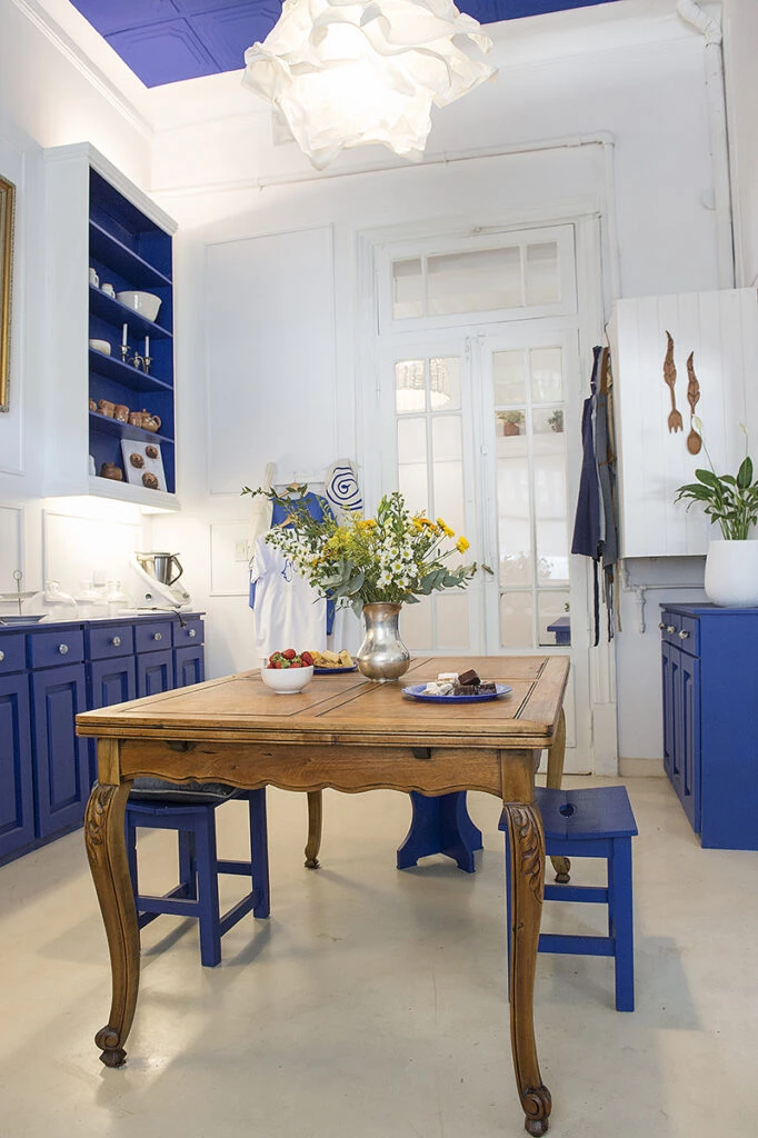 La cocina de Belu, en blanco y azul. 